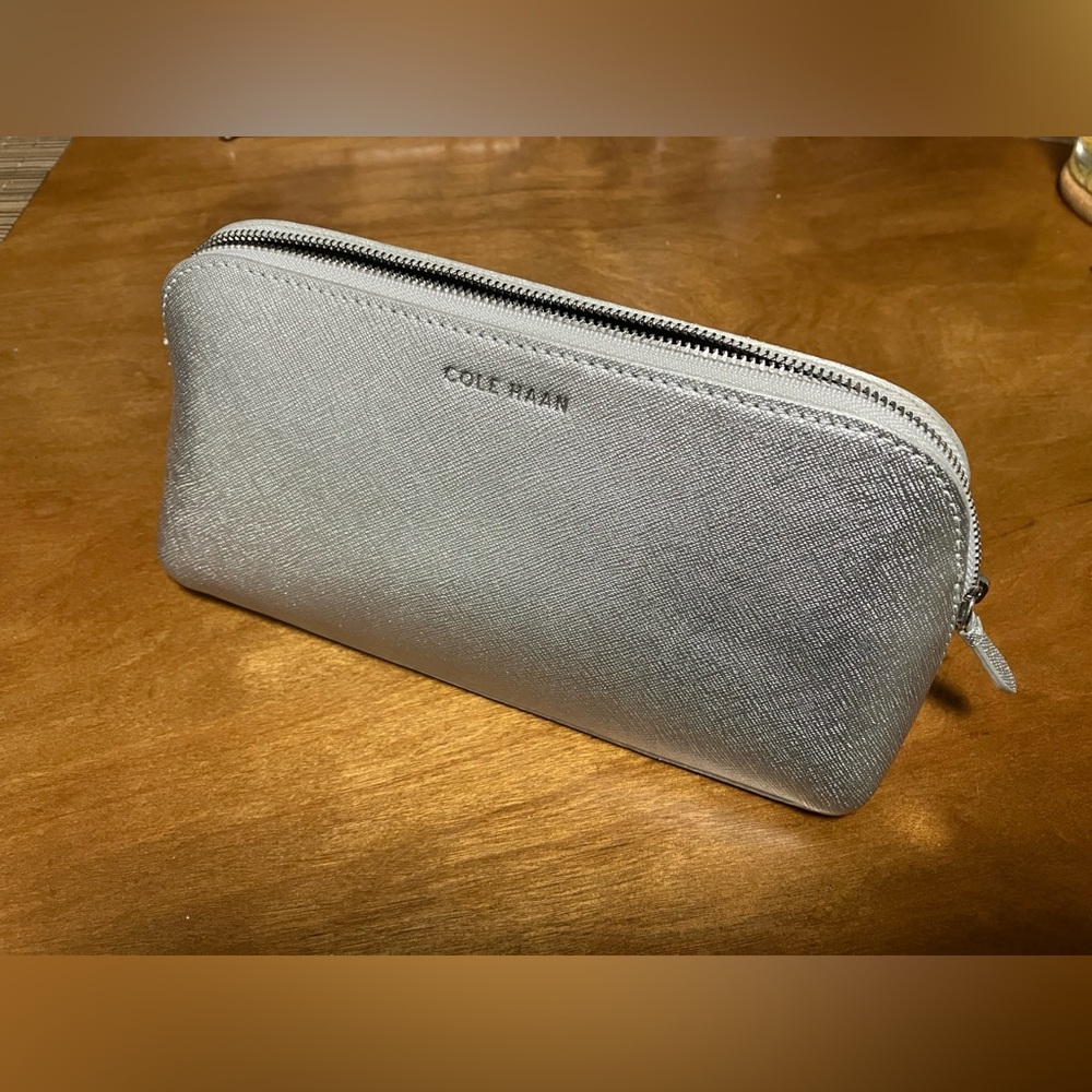 Cole Haan Metallic Silver go anywhere leather case - Picture 3 of 5